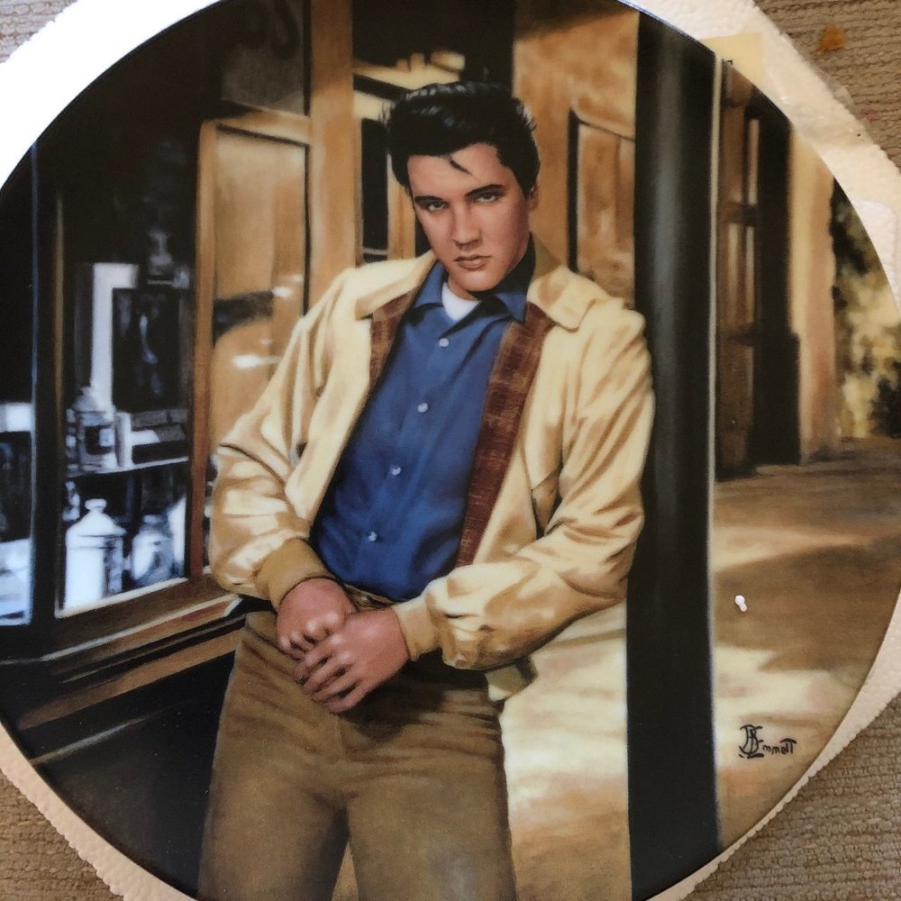 ELVIS PRESLEY COLLECTOR PLATES - SET OF 8